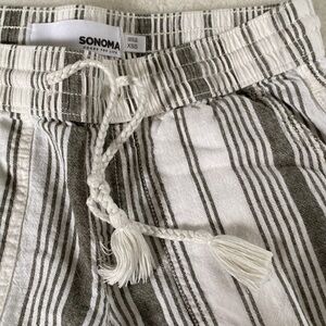 Sonoma Linen Blend Pants. White w/Stripe. Size XSS. Inseam 25” Pant Width 9”